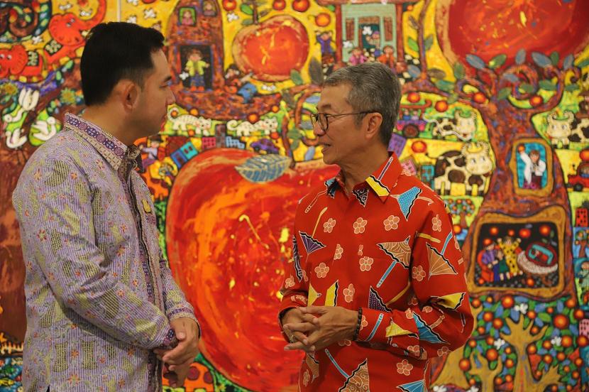 Sebanyak 10 seniman Indonesia berpartisipasi dalam pameran lukisan “Indonesia-Thailand Collaborative Painting Exhibition: Blossoming Curiosity” yang diselenggarakan pada 4 -29 Oktober 2023 