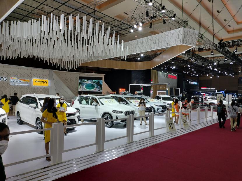 Pameran otomotif Indonesia International Motor Show Hybrid 2022 telah mendorong bergairahnya sjeumlah industri turunan. Tak terkecuali bisnis pembiayaan otomotif yang dilakukan Adira Finance. 
