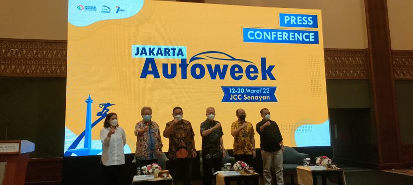 Pameran otomotif Jakarta Autoweek (JAW) 2022 mulai digelar pada 12 Maret hingga 20 Maret mendatang. Sedikitnya pameran otomotif yang baru pertama kali digelar Gabungan Industri Kendaraan Bermotor Indonesia (Gaikindo) bersama kemenperin tersebut diikuti 13 agen pemegang merek (APM) di Tanah Air.