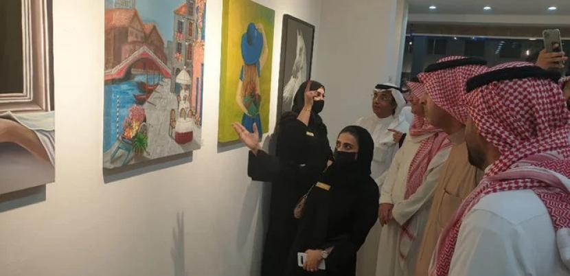 Pameran plastik Arab Saudi yang meneghadirkan karya para seniman lokal. 