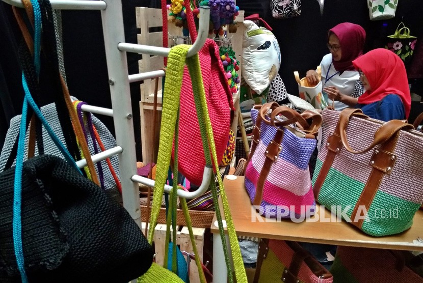 Pameran Produk UMKN IWAPI. Calon konsumen memilih tas pada pameran produk UMKM Gelanggang Dagang Ikatan Wanita Pengusaha Indonesia (IWAPI) di Semarang, Jawa Tengah, Rabu (27/2/2019). 