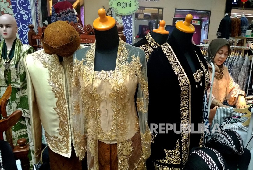 Pameran Produk UMKN IWAPI. Penjaga stan menata busana pada pameran produk UMKM Gelanggang Dagang Ikatan Wanita Pengusaha Indonesia (IWAPI) di Semarang, Jawa Tengah, Rabu (27/2/2019). 