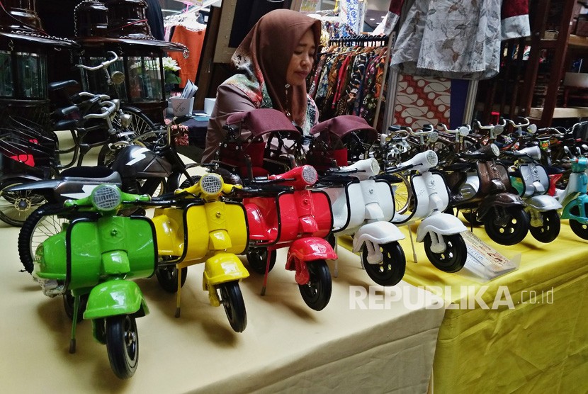 Pameran Produk UMKN IWAPI. Penjaga stan menata sejumlah miniatur kendaraan roda dua pada pameran produk UMKM Gelanggang Dagang Ikatan Wanita Pengusaha Indonesia (IWAPI) di Semarang, Jawa Tengah, Rabu (27/2/2019). 