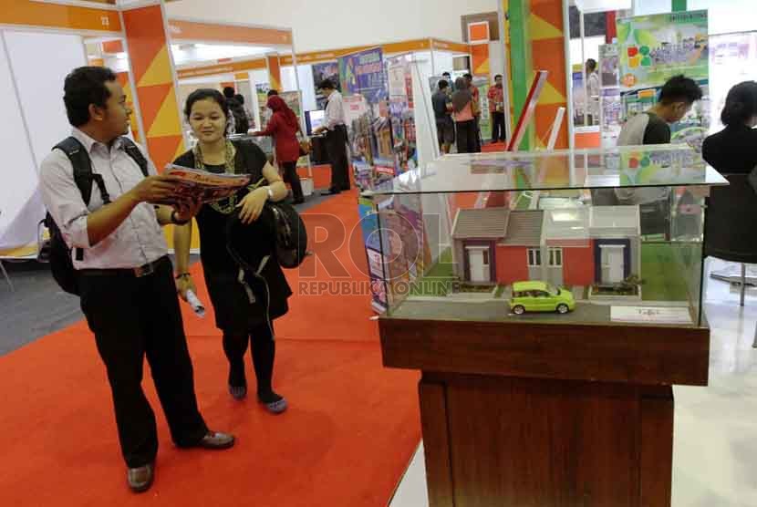 Pameran Rumah Rakyat: Pengunjung mengamati maket rumah saat pameran rumah rakyat di Jakarta Convention Center, Jakarta, Kamis (4/9). (Republika/ Yasin Habibi)