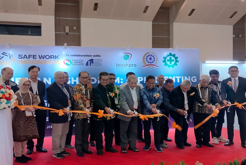 Pameran Safe Work Indonesia 2024 resmi dimulai hari ini, Rabu (25/9), di JIEXPO Kemayoran, Jakarta. Pameran tersebut menghadirkan berbagai solusi terdepan dalam bidang Keselamatan dan Kesehatan Kerja (K3) yang relevan bagi seluruh sektor industri di Indonesia.