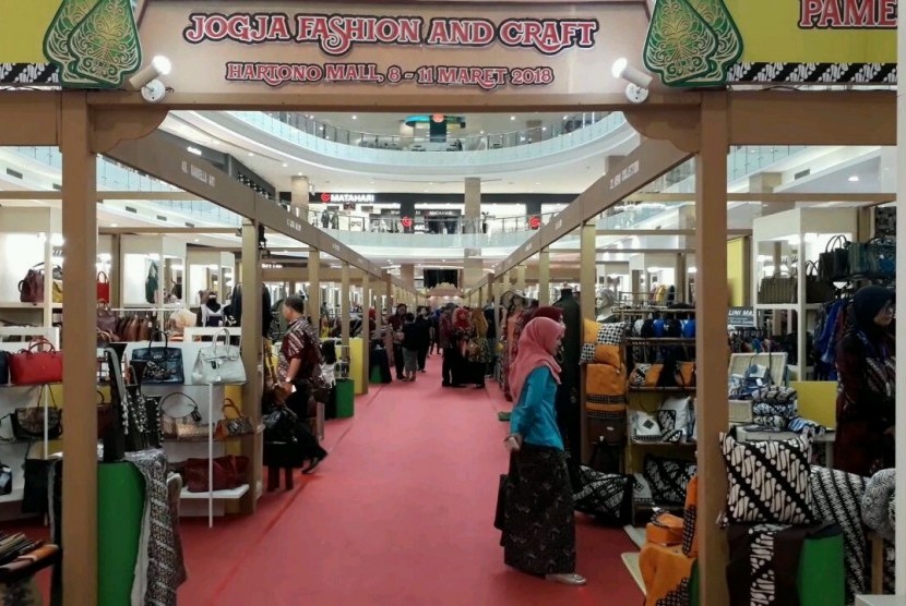 Pameran seni dan kriya.