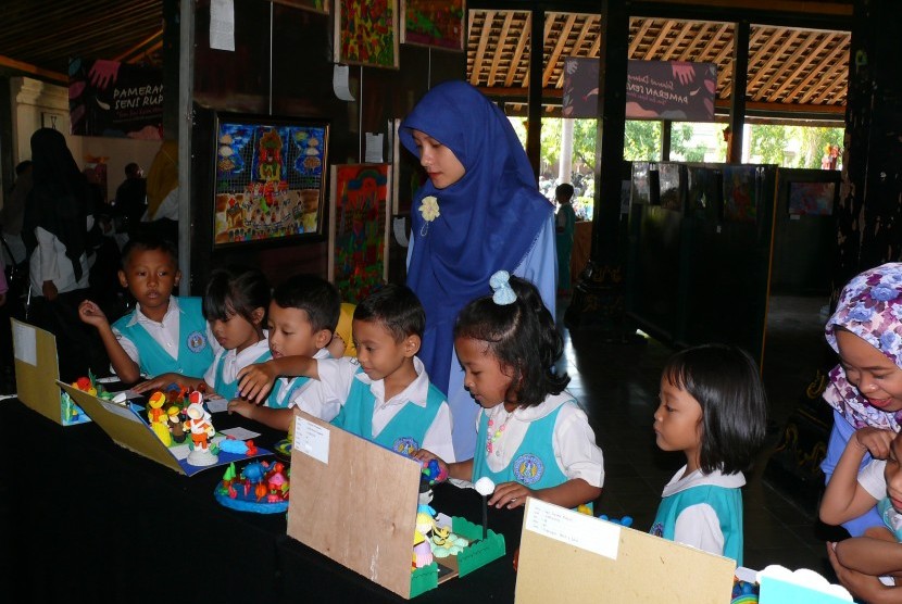 Pameran seni rupa di UNY.