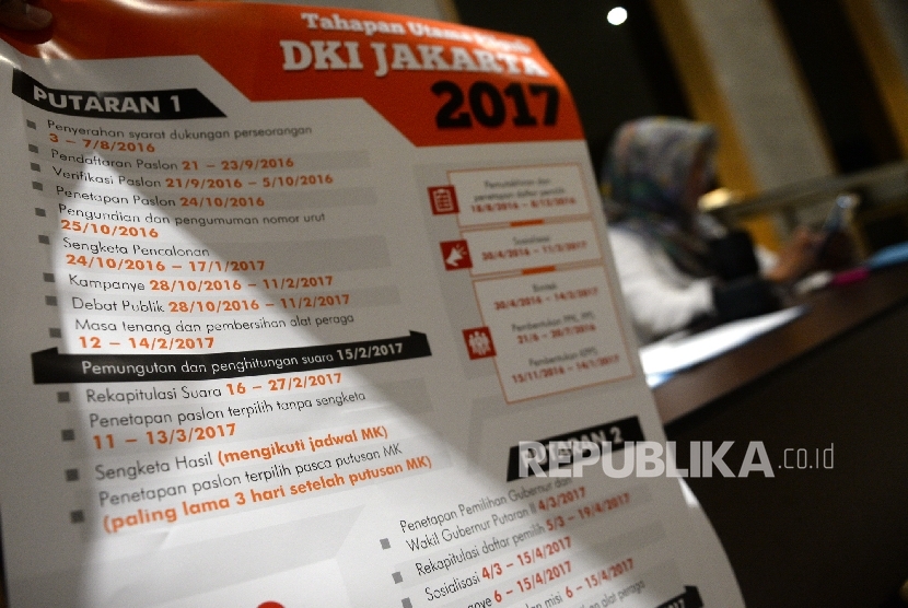 Pamflet tahapan kampanye diberikan kepada peserta yang mengikuti sosialiasi kampanye dan dana kampanye kepada tim pemenang calon peserta Pilkada DKI Jakarta 2017 di Jakarta, Selasa (18/10).
