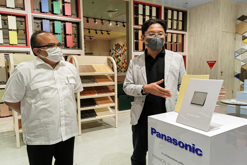 Panasonic berkolaborasi dengan desainer kenamaan Indonesia, Francis Surjaseputra (kanan), untuk menciptakan seri produk sakelar minimalis Yumi Series As you like.