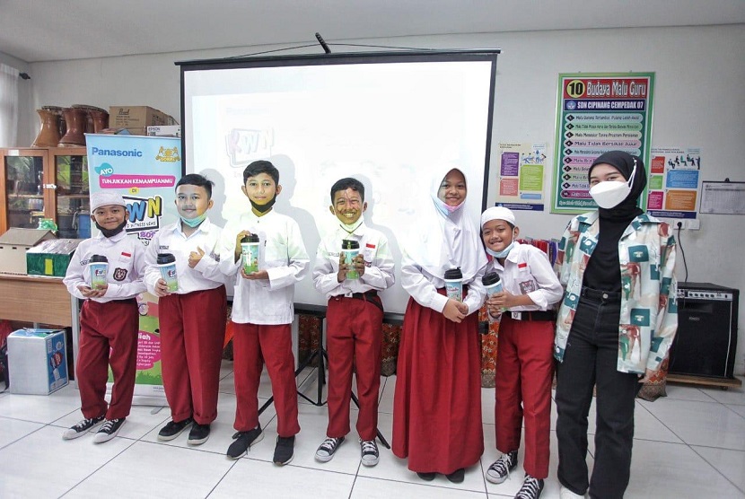 Panasonic kembali menunjukkan kepeduliannya terhadap pengembangan potensi dan kreatifitas anak – anak Indonesia melalui ajang Kid Witness News (KWN) 2022.