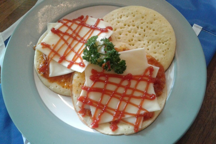 Pancake dengan saus bolognaise dan keju lembaran.