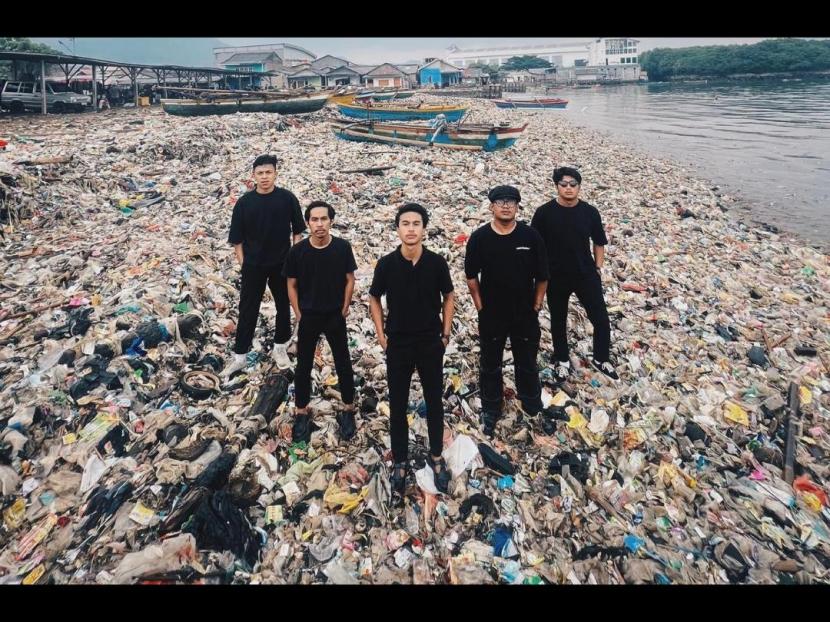 Pandawara Group berada di Pantai Sukaraja, Bandar Lampung. Aksi Pandawara mengajak para volunteer untuk ikut bersih-bersih pantai mendapat perhatian publik.