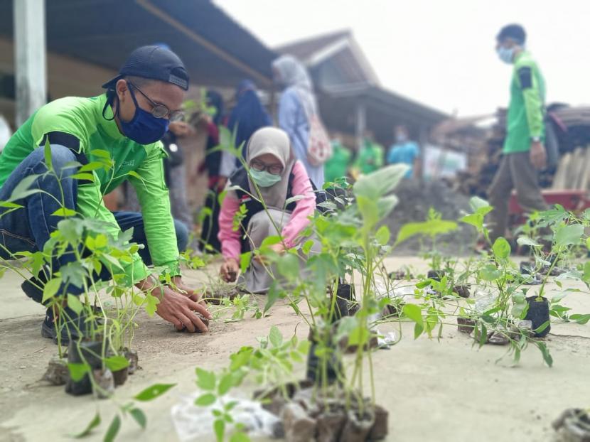Pandemi Covid-19 membuat warga RW 04 Dusun Gabu, Desa Suro, Kecamatan Kalibagor, Kabupaten Banyumas bersama-sama bergerak melalui program RT Mapan Gizi atau Rumah Tangga Mapan Gizi. 
