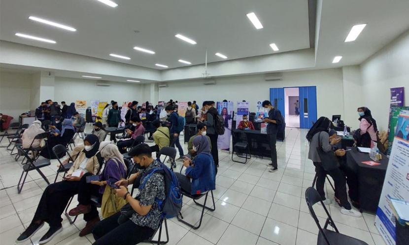 Pandemi Covid-19 yang banyak mengakibatkan banyaknya masalah ketenagakerjaan, salah satunya pemutusan hubungan kerja. Menyikapi hal tersebut, Universitas BSI (Bina Sarana Informatika) kampus Sukabumi menggelar Job Career Expo (JCE), pada Rabu (9/2) kemarin.