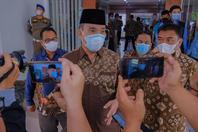  Pandemi COVID-19 yang masih terjadi, membuat Plt Bupati Beni Hernedi SIP mengimbau warga masyarakat Muba untuk menyambut tahun baru 2022 dengan kegiatan yang tidak berlebihan. 