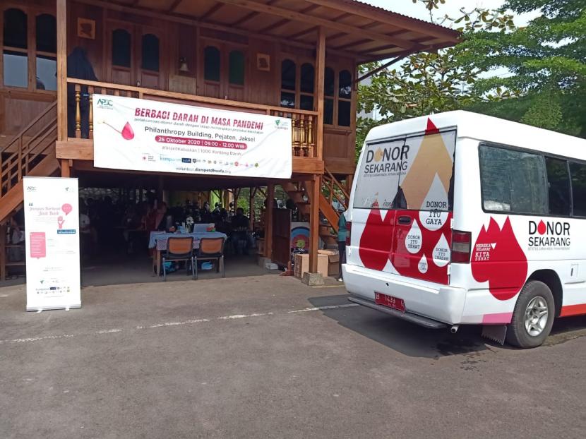 Pandemi virus Corona (Covid-19) yang melanda berbagai wilayah di Indonesia membuat persediaan kantong darah di Palang Merah Indonesia (PMI) kian menipis. Ketidaseimbangan antara kebutuhan darah dan jumlah donor (pemberi sumbangan) membuat stok darah di Palang Merah Indonesia (PMI) menurun. Merespon hal tersebut agar menjaga persediaan darah aman dan memadai selama pandemi covid 19, Dompet Dhuafa Volunteer (DDV) bekerjasama dengan Palang Merah Indonesia (PMI) DKI Jakarta membuka progam Gerakan Seribu Kantong Darah Bertempat di Philantropy Building, Jakarta Selatan, Senin(26/10)