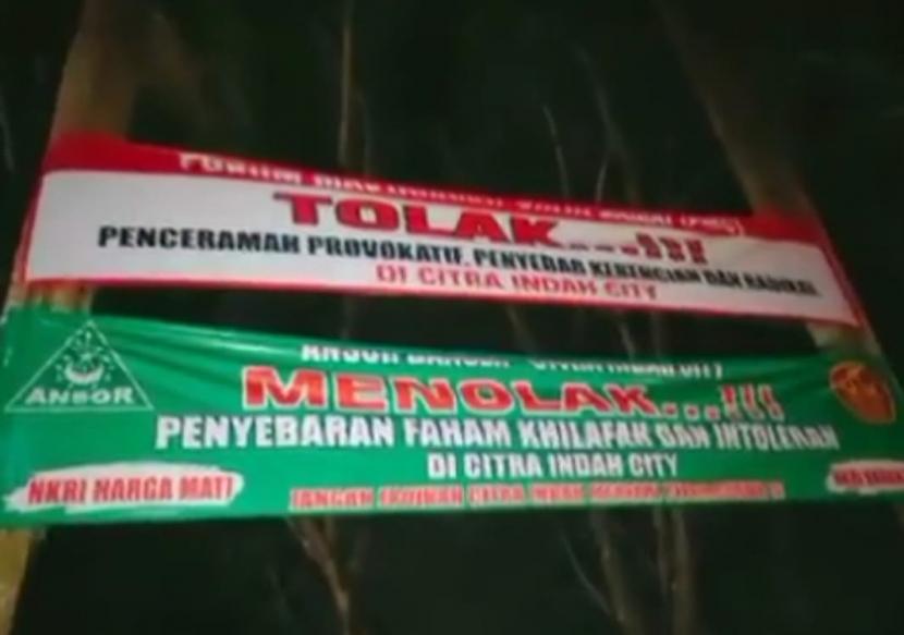 panduk penolakan UAS di Perumahan Citra Indah City, Kelurahan Sukamaju, Kecamatan Jonggol, Kabupaten Bogor, Jawa Barat. Spanduk itu kini sudah diturunkan.