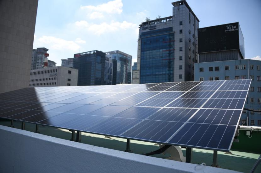 Panel surya di Kedutaan Besar RI di Seoul