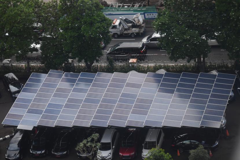 Panel surya terpasang pada atap area parkir kendaraan di Kementerian ESDM, Jakarta, Jumat (21/1/2022). 