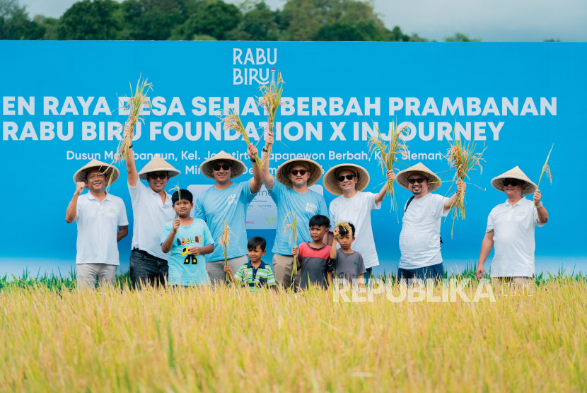 Panen Raya di sekitar Candi Prambanan