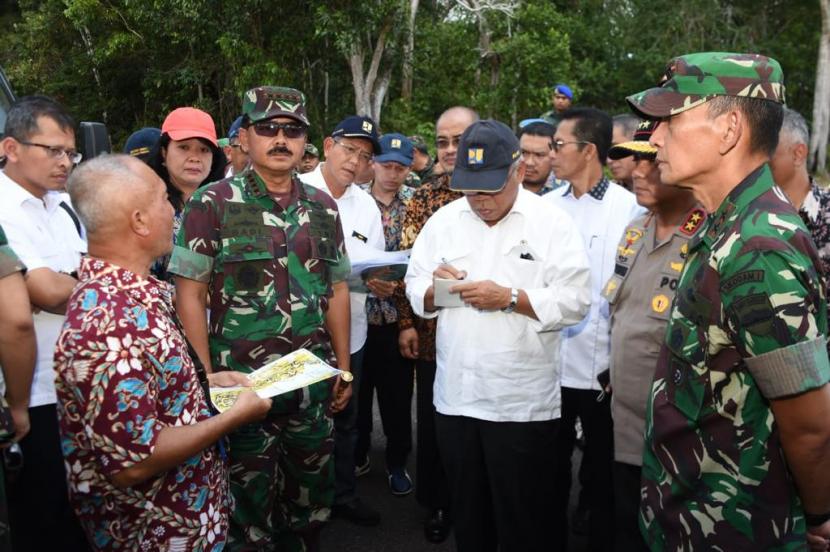Pangdam I Bukit Barisan Mayjen MS Fadhilah (kanan) mendampingi Panglima TNI Marsekal Hadi Tjahjanto meninjau Pulau Galang.