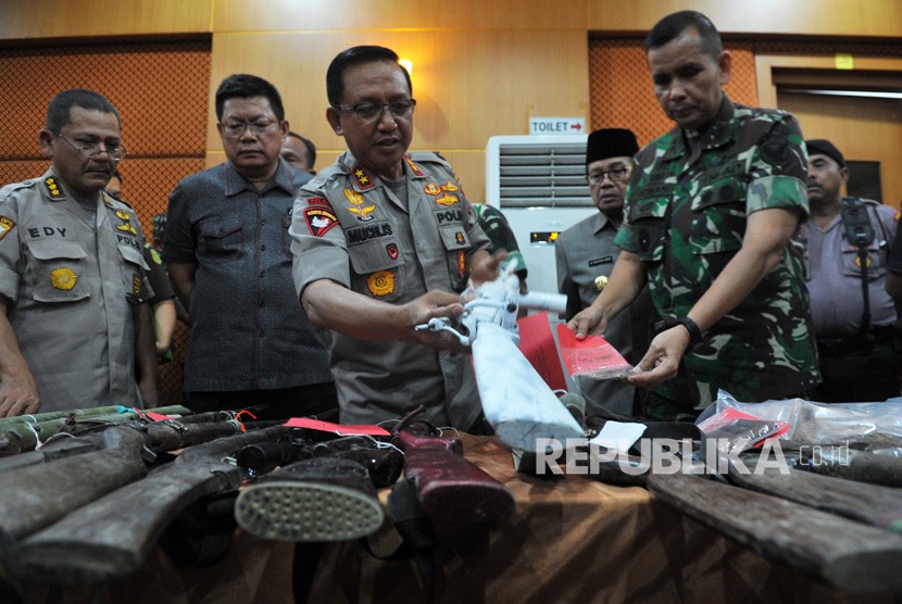 Pangdam II Sriwijaya Mayjen TNI Irwan (kedua kanan), Gubernur Jambi Fachrori Umar (ketiga kanan), Kapolda Irjen Pol Muchlis (tengah), dan petugas terkait memeriksa barang bukti saat rilis kasus tindak pidana penghadangan, perusakan, dan penganiayaan di Mapolda Jambi, Jumat (19/7/2019).