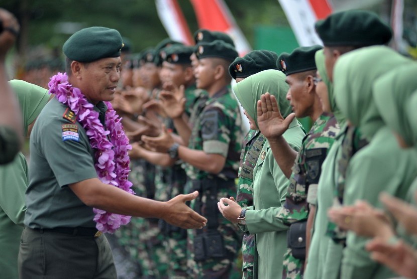 Pangdam II/Sriwijaya, Mayor Jenderal TNI AM Putranto (kiri).