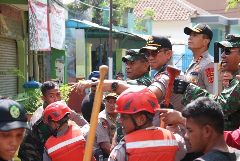 Pangdam III Siliwangi dan Kapolda Jabar tinjau lokasi banjir Dayeuhkolot.