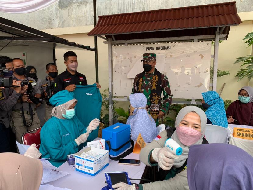 Pangdam III Siliwangi, Mayjen Agus Subiyanto, meninjau kegiatan vaksinasi di Kecamatan Samarang, Kabupaten Garut.