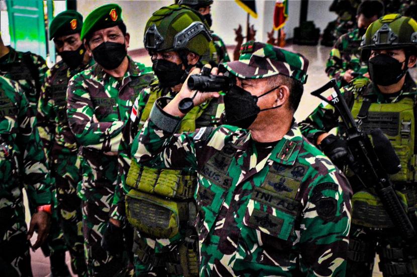 Pangdam Siliwangi Serahkan 40 Unit Motor Pengangkut Sampah. Pangdam III Siliwangi, Mayjen TNI Agus Subiyanto.