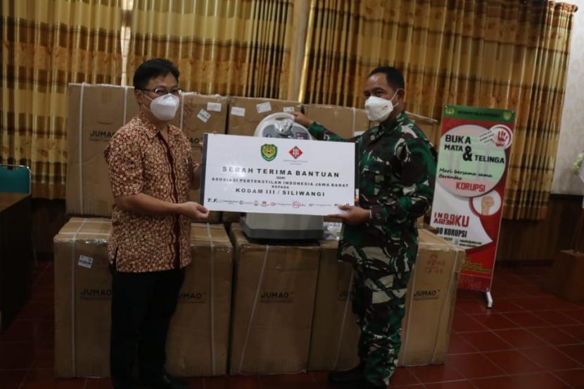 Pangdam III Siliwangi, Mayjen TNI Agus Subiyanto, menerima bantuan oxygen contentrator dan ventilator untuk RS Dustira dari Asosiasi Pertekstilan Indonesia.
