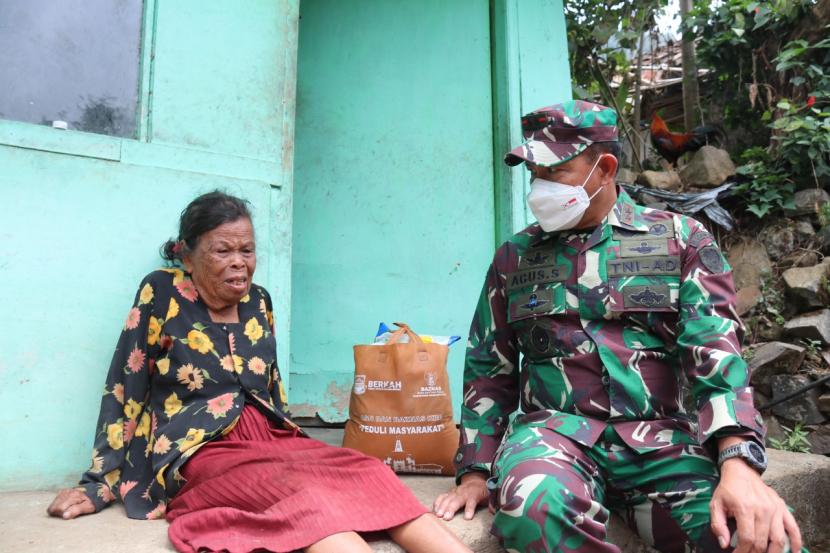 Pangdam III/Siliwangi Mayjen Agus Subiyanto (kanan) menyapa nenek Asih (90 tahun) yang tinggal seorang diri di Kampung Suntenjaya, Kecamatan Lembang, Kabupaten Bandung Barat.
