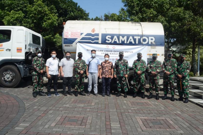 Pangdam III Siliwangi Mayjen TNI Agus Subiyanto, saat menerima bantuan delapan ton oksigen cair dari Asosiasi Pertekstilan Indonesia untuk RS Dustira, Kota Cimahi, Jawa Barat.