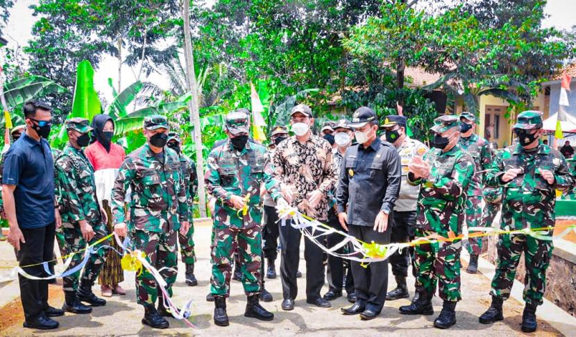 Pangdam III Siliwangi, Mayjen TNI Agus Subiyanto saat menutup TMMD ke-112 di Majalengka. 