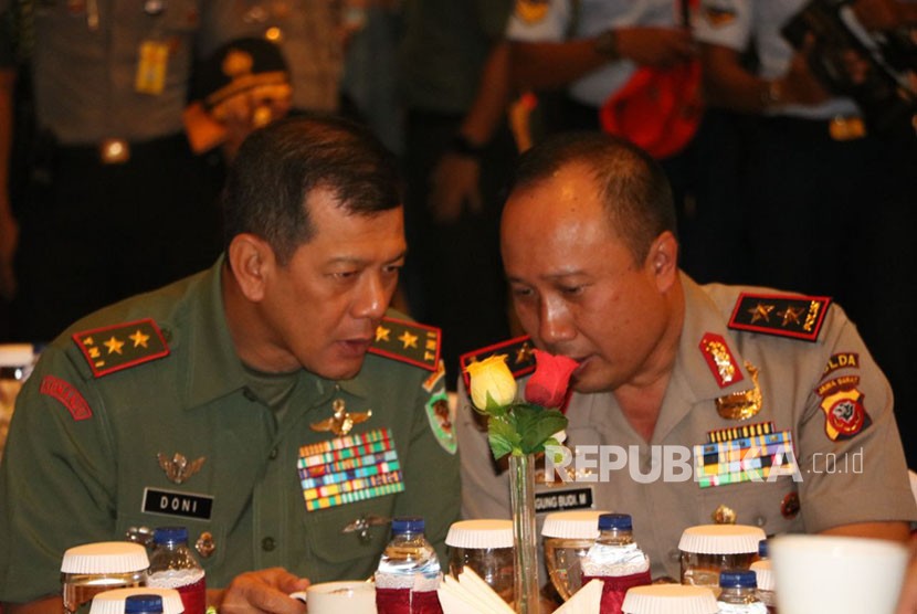 Pangdam III Siliwangi Mayjen TNI Doni Monardo (kiri) berbicara dengan Kapolda Jabar Irjen Pol Drs Agung Budi M disela-sela acara Commando Call di Graha Manggala Siliwangi, Jumat (24/11). 