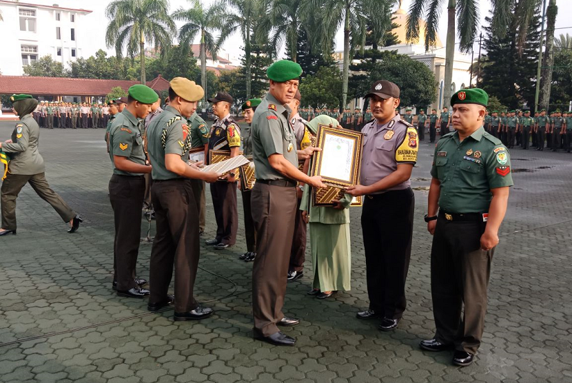 Pangdam III Siliwangi Mayjen TNI Doni Monardo menyerahkan penghargaan kepada empat anggota Bhabinkamtibmas Polda Jabar.