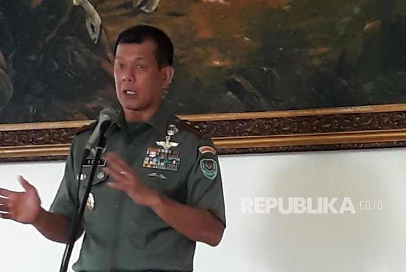 Pangdam III Siliwangi, Mayjen TNI Doni Mordano, saat menyampaikan paparannya dihadapan oara wartawan mengenai penanganan Sungai Citarum. 