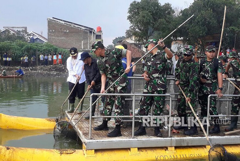 Pangdam III Siliwangi, Mayjen TNI Doni Monardo turun langsung mengambil sampah yang berada di aliran sungai Citarum di Kampung Cijagra, Desa Bojongsoang, Kabupaten Bandung, Jumat (2/3).