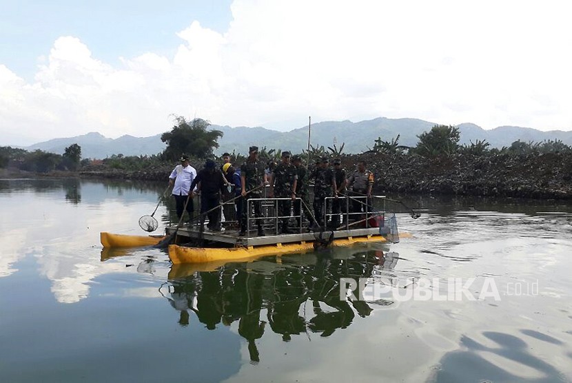 Pangdam III Siliwangi, Mayjen TNI Doni Monardo turun langsung mengambil sampah yang berada di aliran sungai Citarum di Kampung Cijagra, Desa Bojongsoang, Kabupaten Bandung, Jumat (2/3).