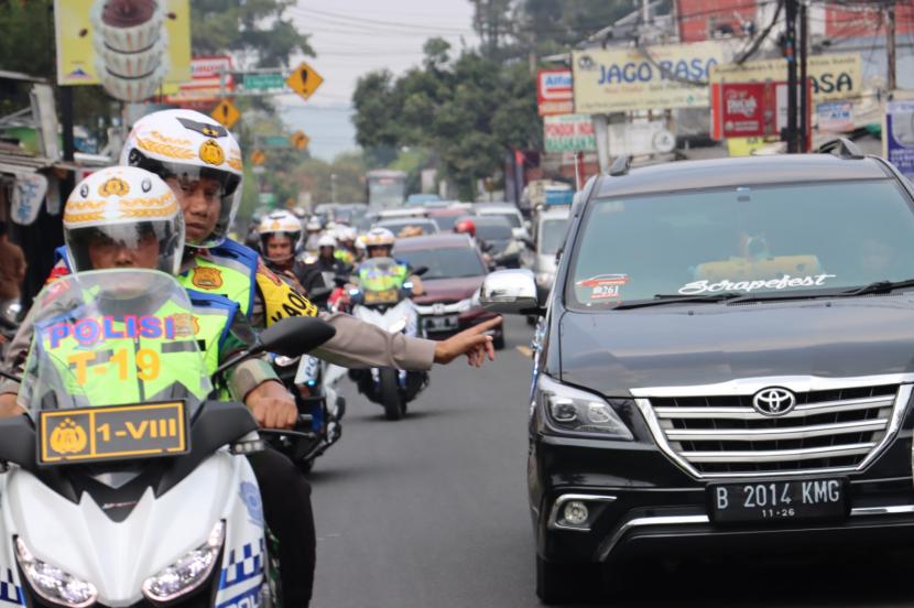 Pangdam III Siliwangi, Mayjen TNI Erwin Djatniko, mengendarai sepeda motor dinas polisi sambil membonceng Kapolda Jabar, Irjen Pol Dr Akhmad Wiyagus saat pengecekan jalur lalu lintas di kawasan Puncak, Kabupaten Bogor.
