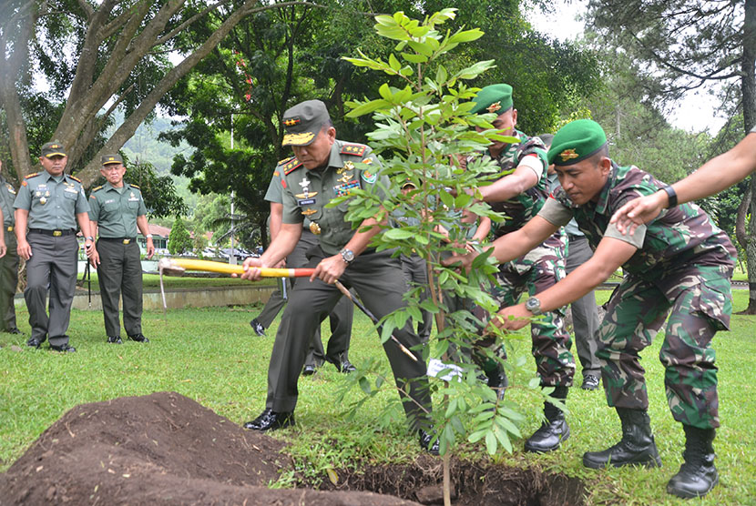  Pangdam III/Siliwangi  Mayjen TNI M Herindra menanam pohon disaksikan Danrem 062/TN  Kolonel Inf Joko Hadi Susilo SIP serta para perwira Jajaran Korem 062/TN bertemmpat di Makodum Sumedang, Senin (30/1).