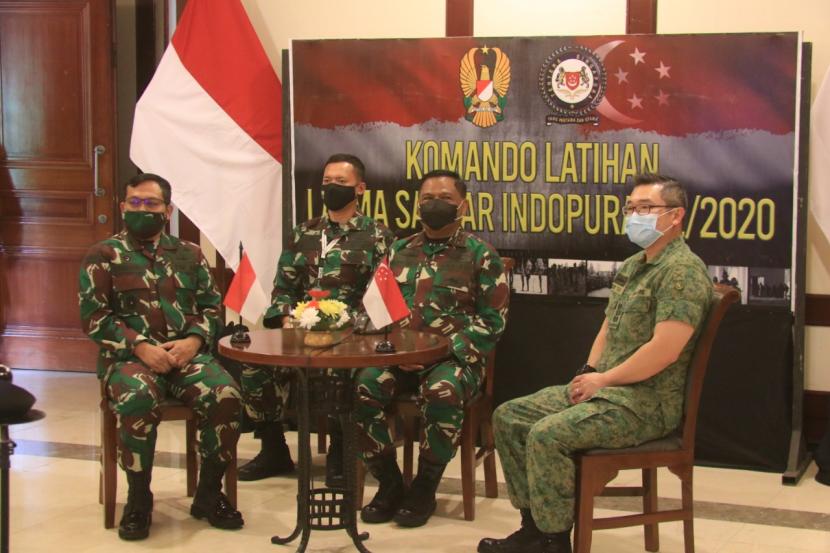 Pangdam III Siliwangi, Mayjen TNI Nugroho Budi Wiryanto bersama Pangdiv 3 SAF Singapura Armed Forces saat menutup Latma Safkar Indopura 2020 di Bandung. 