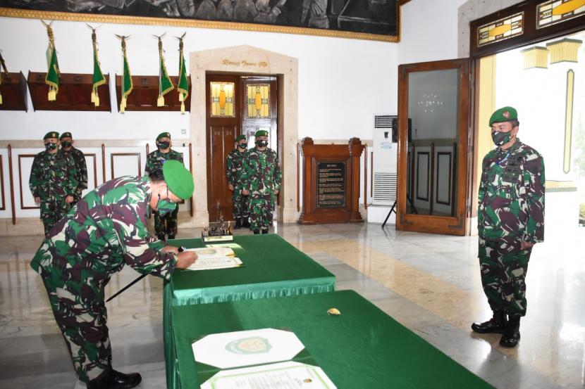 Pangdam III Siliwangi, Mayjen TNI Nugroho Budi Wiryanto melantik Kasdam dan sejumlah pejabat utama.
