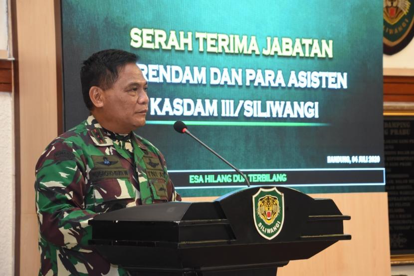 Pangdam III Siliwangi Mayjen TNI Nugroho Budi Wiryanto memimpin sertijab enam Asisten Kasdam di Makodam.