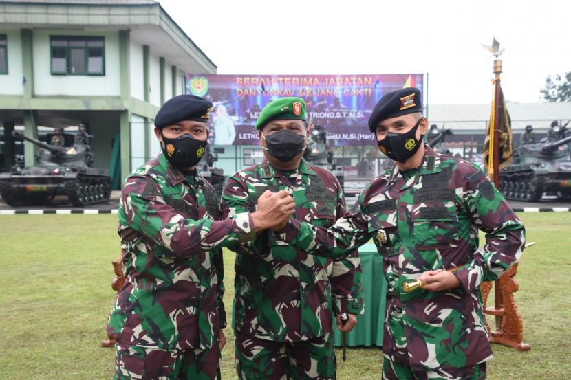 Pangdam III Siliwangi, Mayjen TNI Nugroho Budi Wiryanto memimpin sertijab Danyinkav 4/Kijang Cakti.