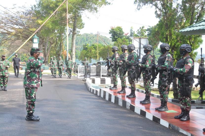 Pangdam III Siliwangi Mayjen TNI Nugroho Budi Wiryanto meninjau Latihan Posko 1 Yon Tim Pertempuran. 