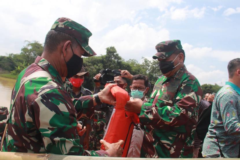 Pangdam III Siliwangi, Mayjen TNI Nugroho Budi Wiryanto, saat launching Aksi Gerakan Nyata DAS Cilamaya tahun 2020 bertempat di Bendungan Barugbug Karawang. 