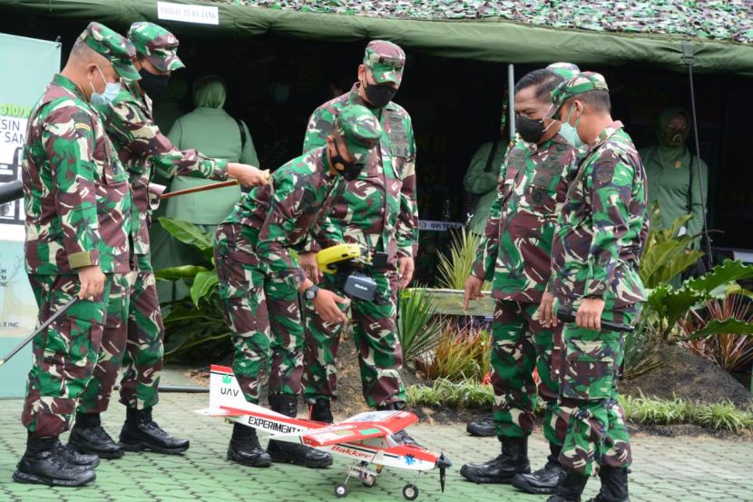 Pangdam III Siliwangi, Mayjen TNI Nugroho Budi Wiryanto saat menyaksikan simulasi pesawat UAV karya prajurit Brigif 15/Kujang II. 