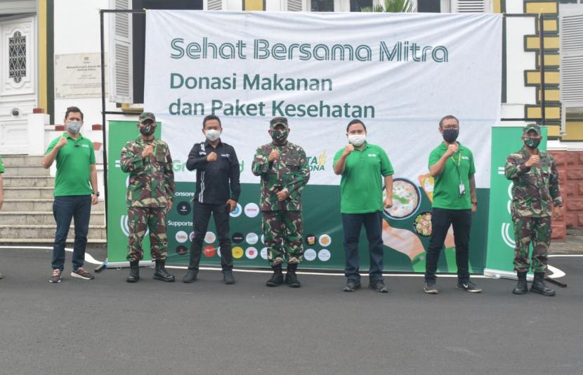 Pangdam III Siliwangi, Mayjen TNI Nugroho Budi Wiryono menyerahkan bantuan makanan dan paket kesehatan kepada driver Grab di Bandung.# foto pendam siliwangi