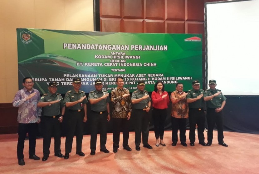 Pangdam III Siliwangi Mayjen TNI Tri Soewandono dan Dirut PT KCIC Chandra Dwi Putra saat acara penandatanganan tukar lahan negara.